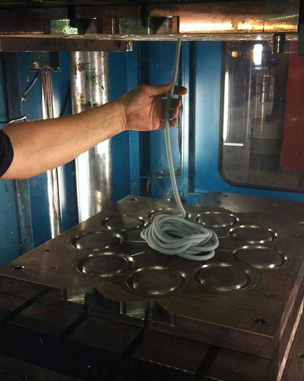 Injektion i öppet verktyg. Grått EPDM.