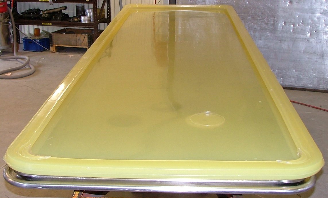 UW-ELAST AB tillverkar membran av polyuretan i enlighet med kundernas önskemål och krav. Det är membran för stora pressverktyg inom fordons och flygplans industrin.