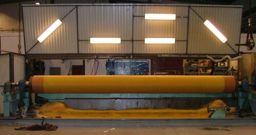 Slitanbelagd tambourvals till pappersindustrin. Valsen används som upprullningsvals efter pappersmaskin. Ett mycket kostnadseffektivt alternativ är att som i detta fall endast belägga ytterkanterna på valsen där skador på beläggningen uppstått. Reparationen avslutas med ett finskär över hela valsen för en jämn och fin yta. Metoden Ribbon Flow är lämplig för stora valsar.